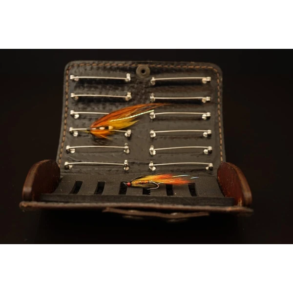 Hook & tube fly wallet. COMPACT. Brown leather & fly in gold - Bilde 3