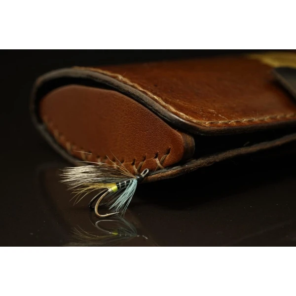 Hook & tube fly wallet. COMPACT. Brown leather & fly in gold - Bilde 2