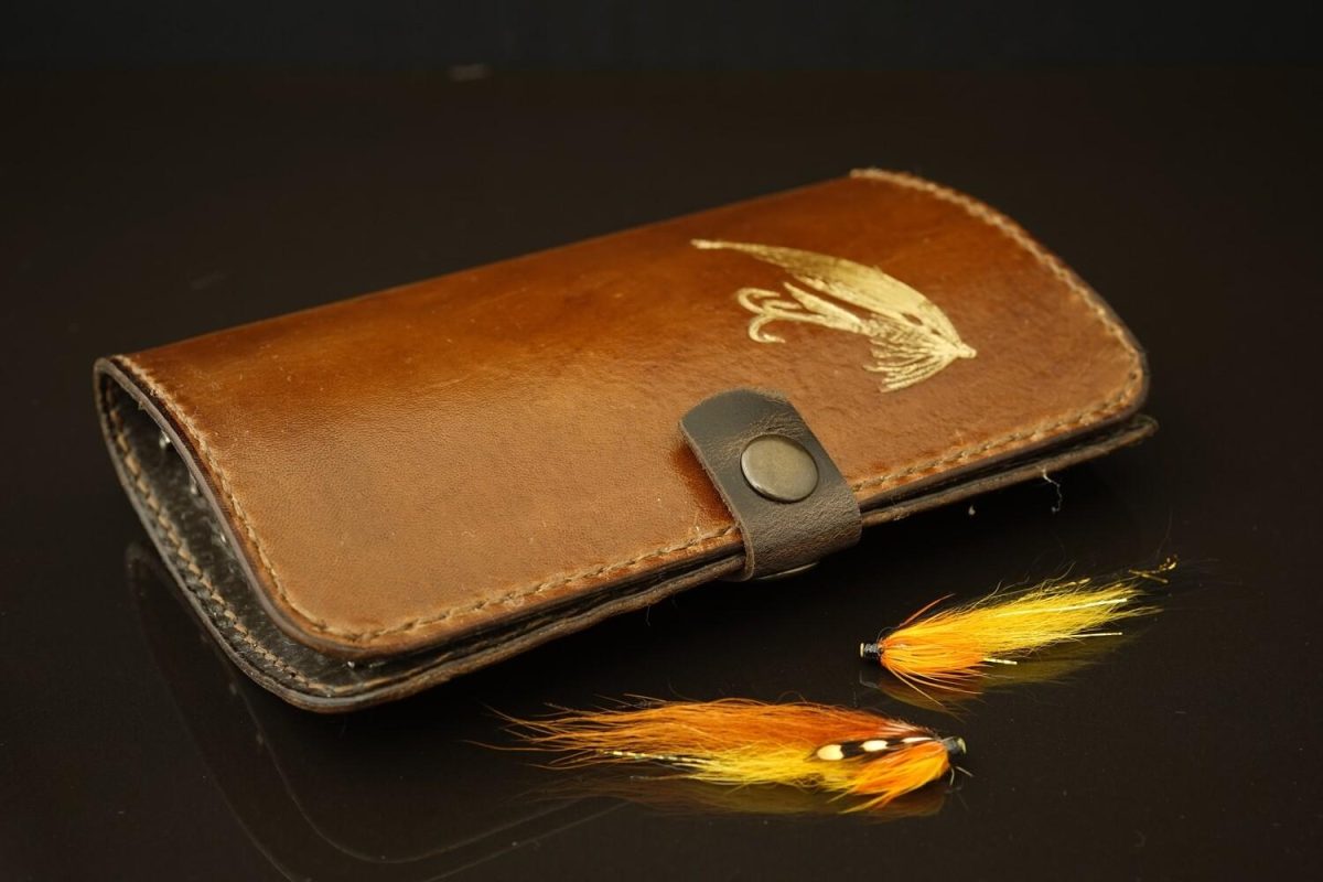 Tube fly wallet. LARGE. Brown leather & fly in gold